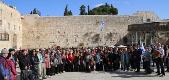 בר ובת מצווה לניצולי השואה מראשון לציון בכותל המערבי