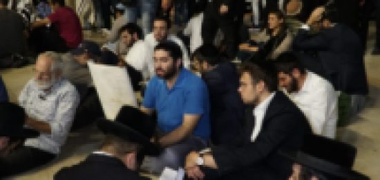 הלילה, אלפים בקריאת מגילה וקינות מבכים את החורבן ברחבת הכותל המערבי