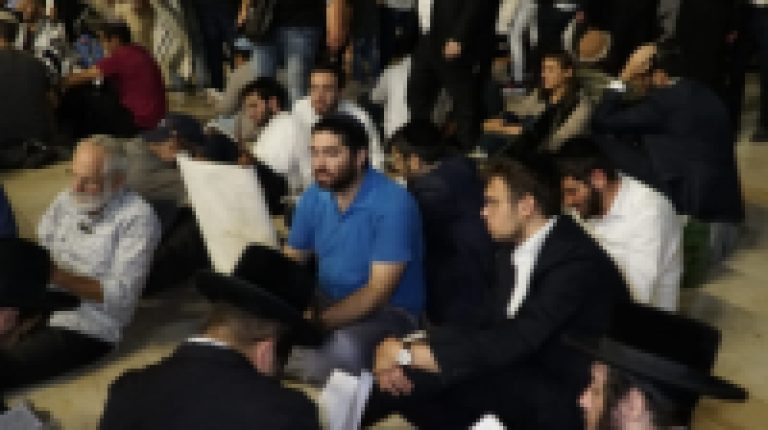 הלילה, אלפים בקריאת מגילה וקינות מבכים את החורבן ברחבת הכותל המערבי