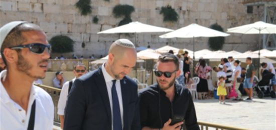 ח"כ אמיר אוחנה בתפילה בכותל המערבי