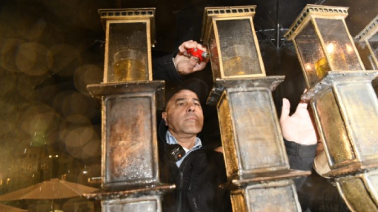 הדלקת נר שביעי של חנוכה בכותל המערבי