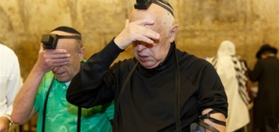 זוג קשישים  מאוקראיינה הגיעו השבוע לביקור מרגש בכותל המערבי. השניים חלמו כל חייהם להגיע להתפלל בכותל המערבי.