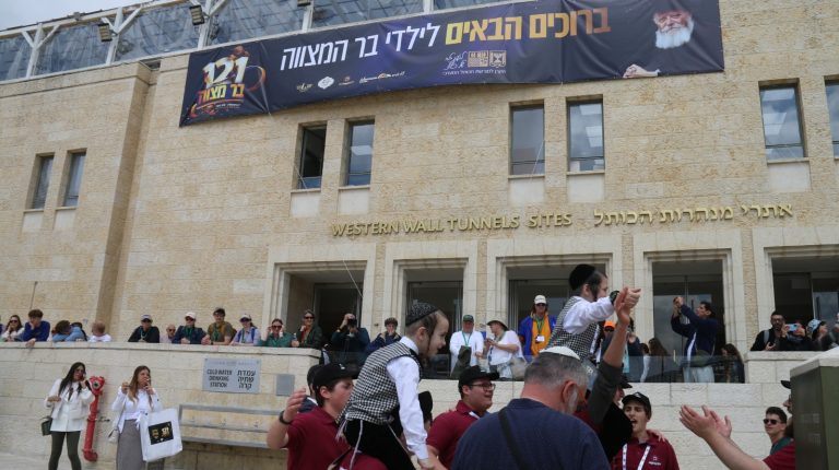 121 יתומים בחגיגת בר מצווה מיוחדת (2)