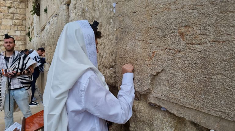 121 יתומים בחגיגת בר מצווה מיוחדת (4)