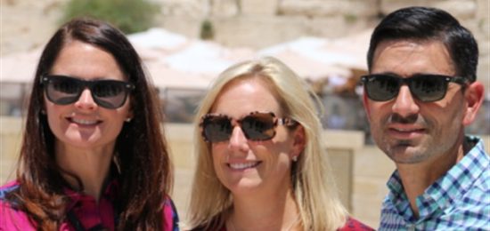 המזכירה לביטחון המולדת של ארצות הברית, קרסטין נילסן, בביקור בכותל המערבי.