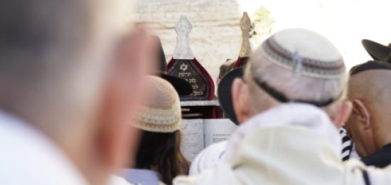 לקראת סוף צום תשעה באב בכותל המערבי