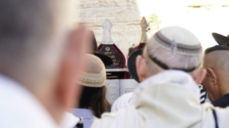 לקראת סוף צום תשעה באב בכותל המערבי