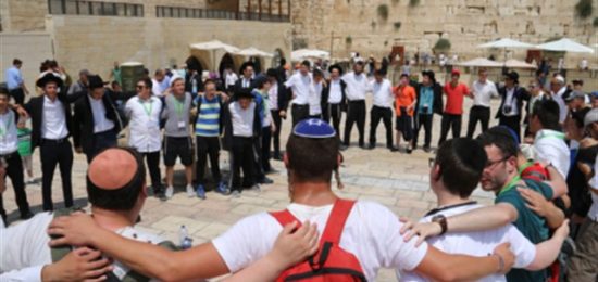 קבוצה מארה"ב במסגרת פרויקט 'תגלית' בביקור בכותל המערבי
