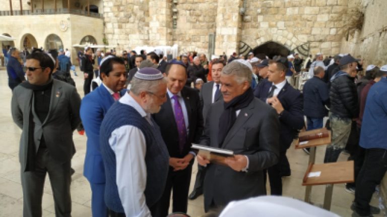 שר החוץ של הרפובליקה הדומיניקית בביקור בכותל המערבי