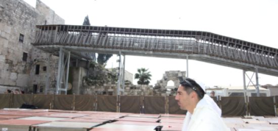 שחקני מכבי תל אביב בתפילה בכותל המערבי