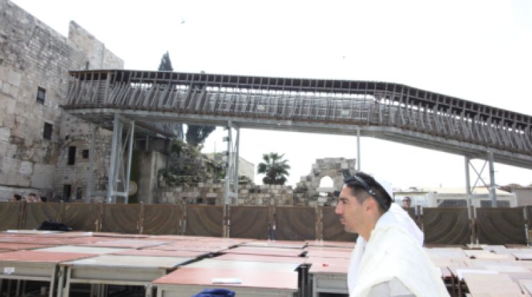 שחקני מכבי תל אביב בתפילה בכותל המערבי