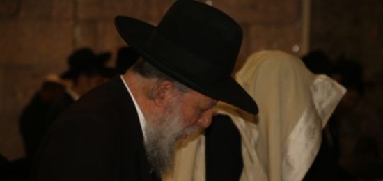 הרב יגאל רוזן ראש ישיבת אור ישראל ותלמידיו בתפילה בכותל המערבי      הקרן למורשת הכותל