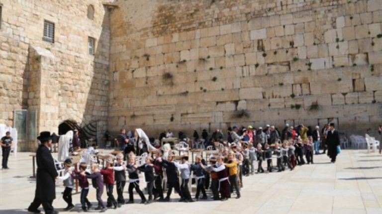 מסיבת סידור לתלמוד התורה מאור חיים מירושלים בכותל המערבי