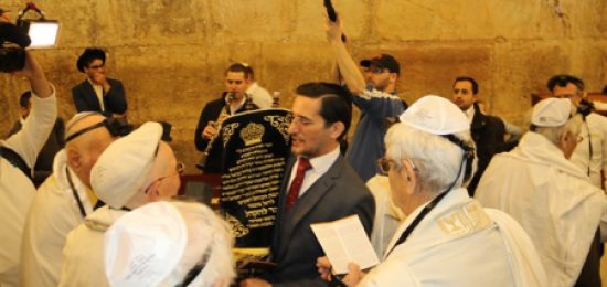 בר ובת מצווה לניצולי השואה מקרית ים בכותל המערבי