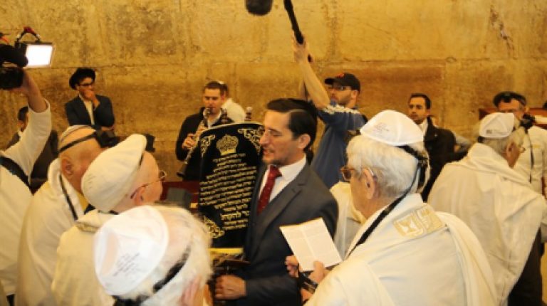 בר ובת מצווה לניצולי השואה מקרית ים בכותל המערבי
