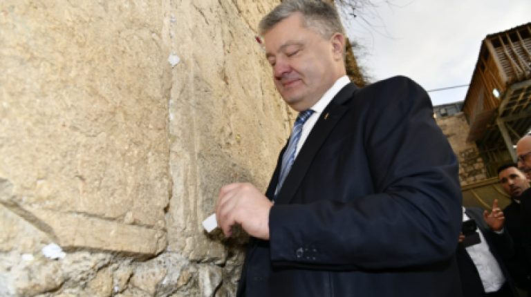נשיא אוקריאנה H.E. Mr.Petro Poroshenko הגיע היום לביקור מרגש בכותל המערבי. בליווי רב הכותל הוא אמר תהילים ושם פתק בין אבני הכותל