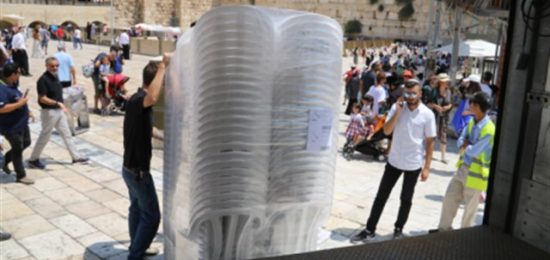 הקרן למורשת הכותל רכשה אלף כסאות חדשים לטובת הבאים לכותל המערבי