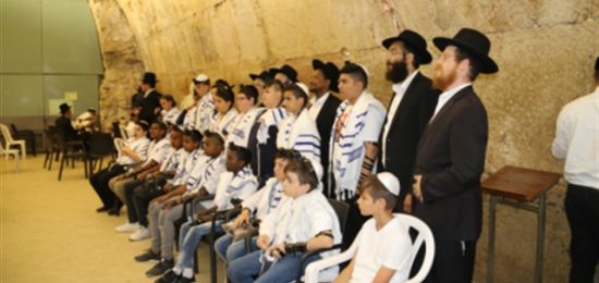 בר מצווה לילדי חב"ד בכותל המערבי