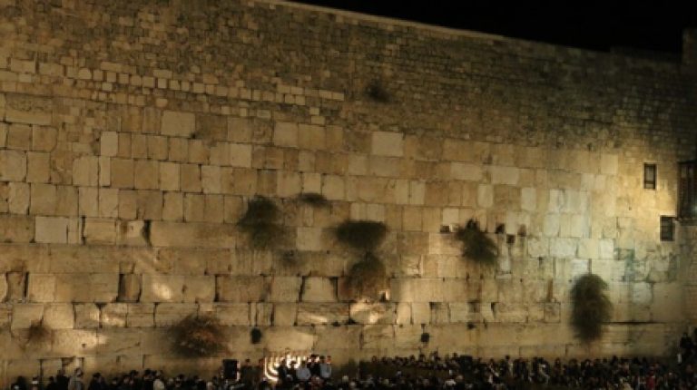 הדלקת נר ראשון של חנוכה בכותל המערבי