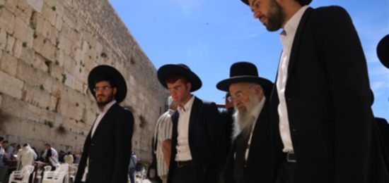 הרב אליהו סופר ראש ישיבת רכסים ותלמידיו בתפילה בכותל המערבי   הקרן למורשת הכותל