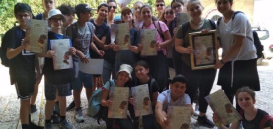 ילדי כיתה ז' ביום סיור חווייתי לרגל שנת הבר/בת מצווה ששיאו הגעה אל הכותל המערבי.