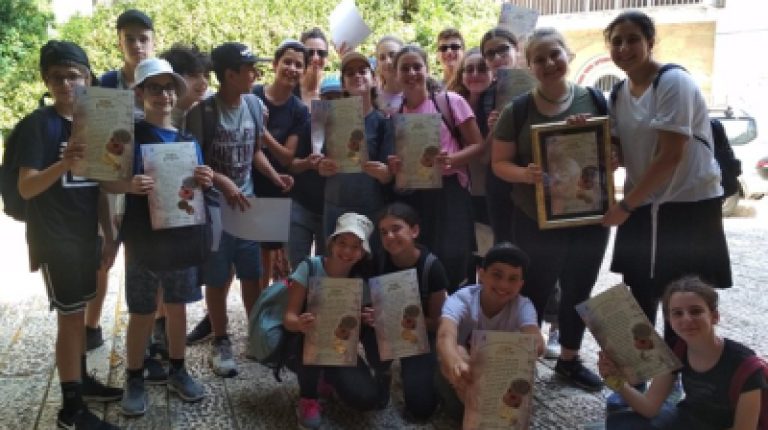 ילדי כיתה ז' ביום סיור חווייתי לרגל שנת הבר/בת מצווה ששיאו הגעה אל הכותל המערבי.