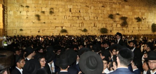 מוצאי חג השבועות בכותל המערבי