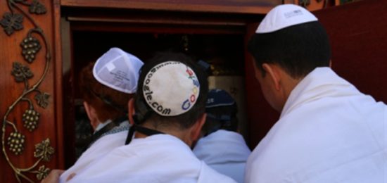 מנכ"ל גוגל השקעות חגג בר מצווה לראשונה בחייו לו ולבנו בכותל המערבי