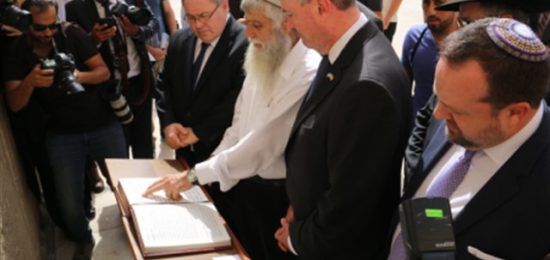 מושל ניו ג'רזי מר פיליפ מרפי ורעייתו הגיעו לביקור בכותל המערבי ובמנהרות הכותל