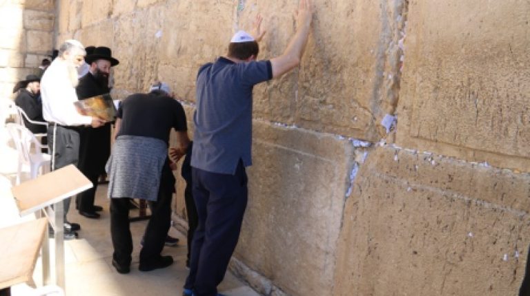 מושל קולורדו בביקור בכותל המערבי