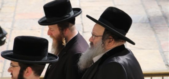 האדמו"ר מספינקא בורו פארק בתפילה בכותל המערבי