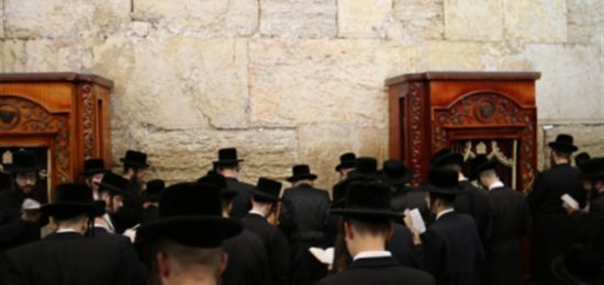 האדמו"ר מצ'אנז ז'וויל בתפילה בכותל המערבי