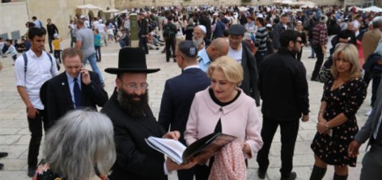 ראש ממשלת רומניה בביקור בכותל המערבי ובמבט אל העבר