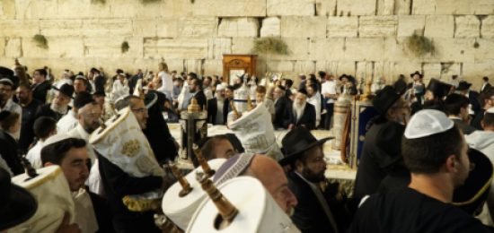 רבים הגיעו לשמוח יחדיו בשמחתה של תורה בהקפות שניות חגיגיות במיוחד עם למעלה ממאה ספרי תורה ברחבת הכותל