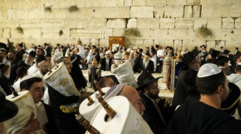 רבים הגיעו לשמוח יחדיו בשמחתה של תורה בהקפות שניות חגיגיות במיוחד עם למעלה ממאה ספרי תורה ברחבת הכותל