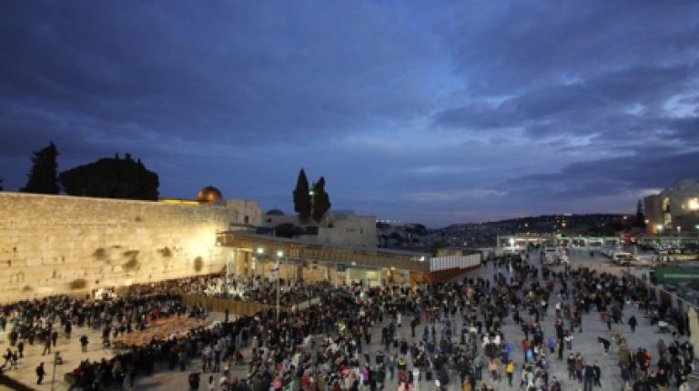 הדלקת נר רביעי של חנוכה בכותל המערבי