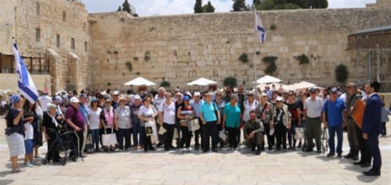 בר ובת מצווה לניצולי שואה מחולון בכותל המערבי