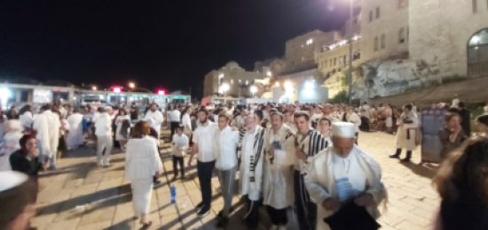 "תזכולשניםרבותנעימותוטובות" אלפיםבתפילתנעילההערבבמוצאייוםהכיפוריםברחבתהכותלהמערבי