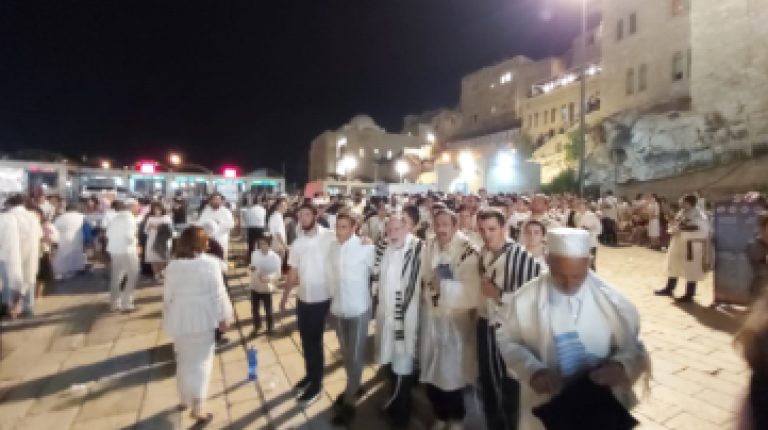 "תזכולשניםרבותנעימותוטובות" אלפיםבתפילתנעילההערבבמוצאייוםהכיפוריםברחבתהכותלהמערבי