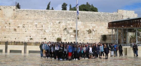 כיתה ח מבית הספר סלומון שכטר מניו ג'רזי בסיור בכותל המערבי