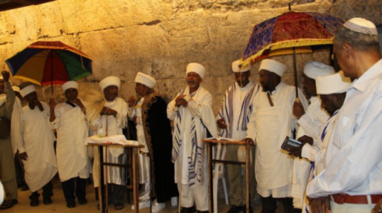 כנציגיםמהעדההאתיופיתהגיעוהבוקרלתפילהבכותלהמערבילשלוםעדתם