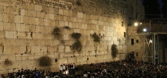 זאת חנוכה . הדלקת נר שמיני ואחרון של חנוכה בכותל המערבי