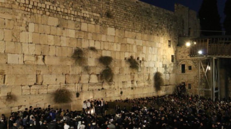 זאת חנוכה . הדלקת נר שמיני ואחרון של חנוכה בכותל המערבי