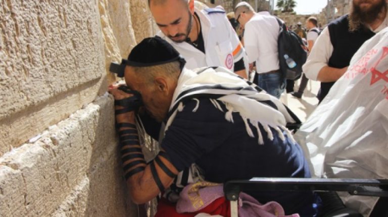 הבן, פרמדיק שמתנדב באמבולנס המשאלות, זכה היום להגשים את משאלת אביו החולה