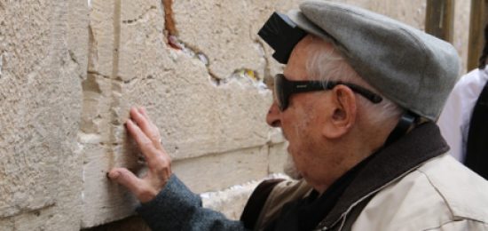 בר מצווה לניצול השואה בן המאה בכותל המערבי