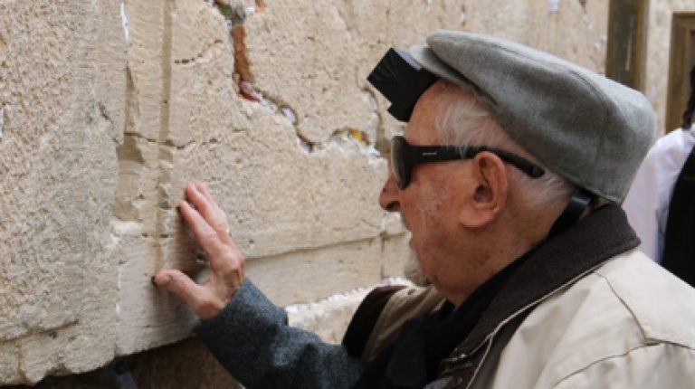 בר מצווה לניצול השואה בן המאה בכותל המערבי