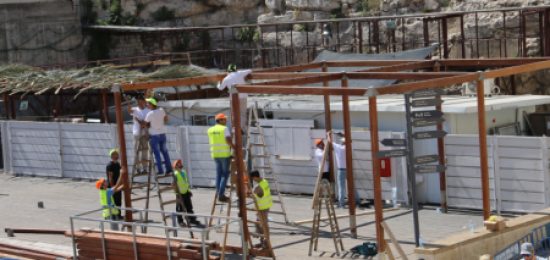 בניית הסוכה בכותל המערבי