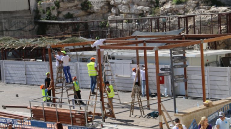 בניית הסוכה בכותל המערבי