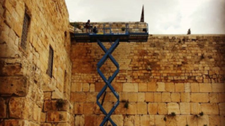 לקראת חג הפסח נערכה בדיקה תקופתית מקיפה של יציבות אבני הכותל המערבי, והוסרו חלקי אבן וטיח מבין אבני הכותל.