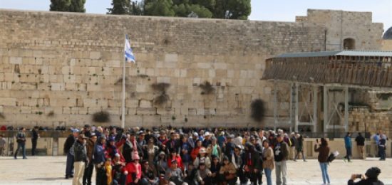 תיירים מאינדונזיה בביקור בכותל במערבי